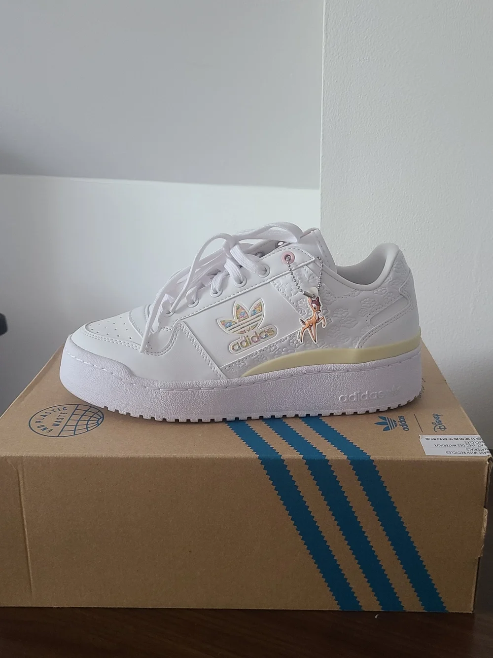 Disney Forum Bold W in White and Black